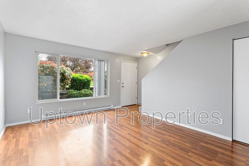 2 bed 1 bth Townhome  New Paint/Carpet + Assigned Parking and Private Patio included! $1000 free rent!! property image