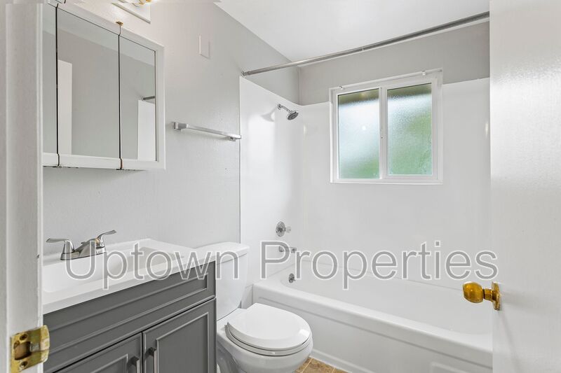 2 bed 1 bth Townhome  New Paint/Carpet + Assigned Parking and Private Patio included! $1000 free rent!! property image