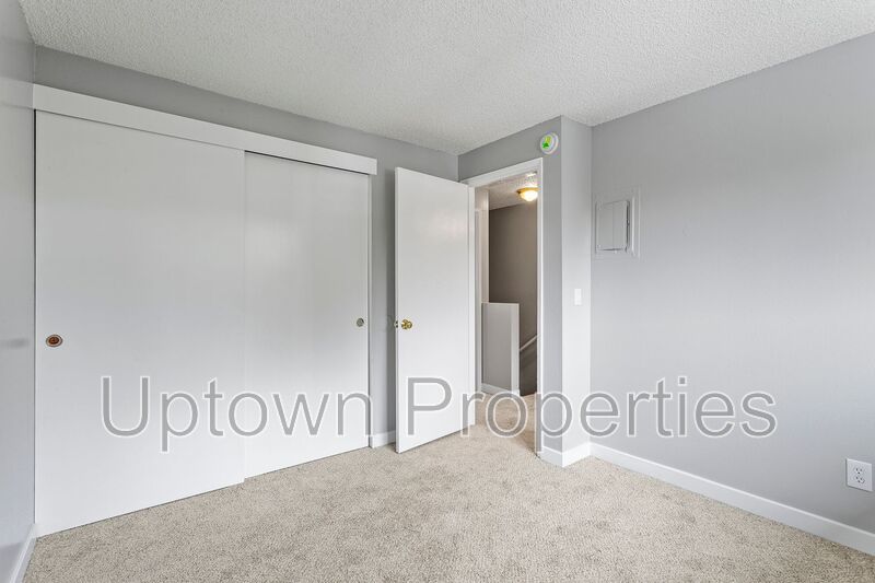 2 bed 1 bth Townhome  New Paint/Carpet + Assigned Parking and Private Patio included! $1000 free rent!! property image