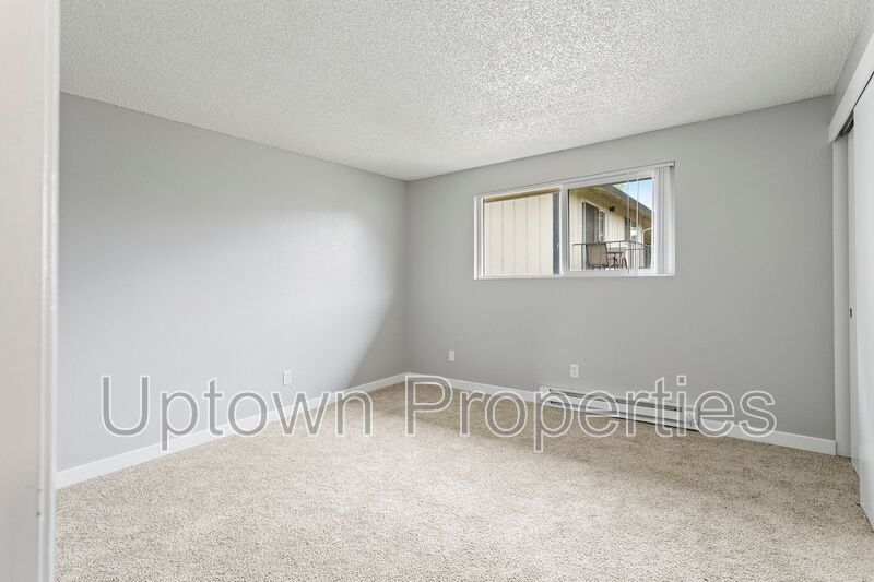 2 bed 1 bth Townhome  New Paint/Carpet + Assigned Parking and Private Patio included! $1000 free rent!! property image