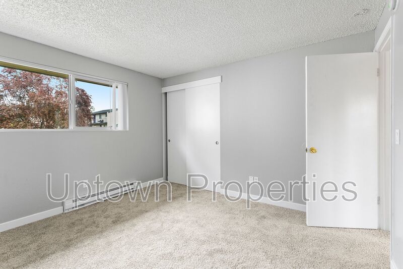 2 bed 1 bth Townhome  New Paint/Carpet + Assigned Parking and Private Patio included! $1000 free rent!! property image