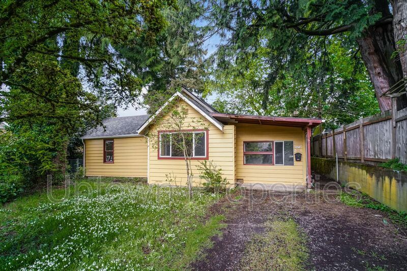 Charming Eastmoreland 2 Bed with Bonus Room +Outdoor Space + Fenced Yard property image