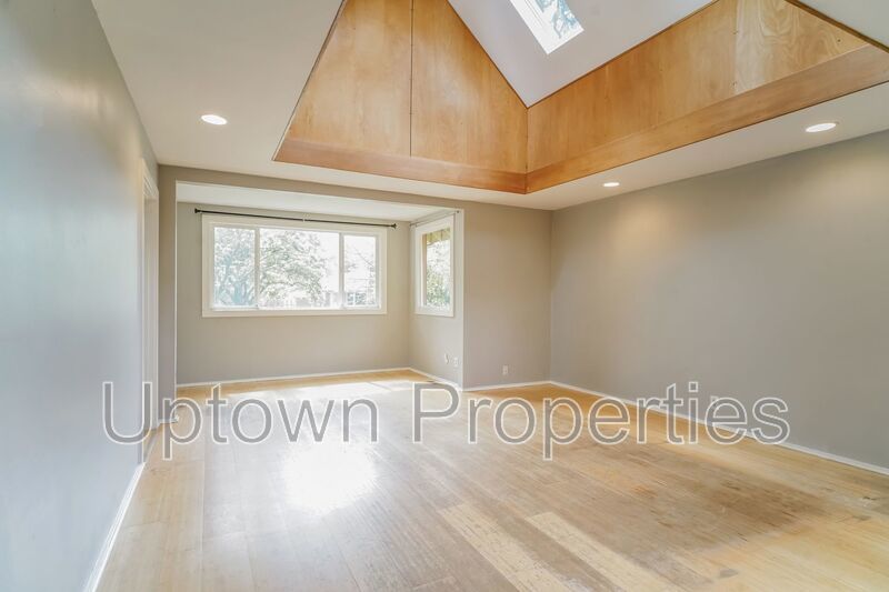 Charming Eastmoreland 2 Bed with Bonus Room +Outdoor Space + Fenced Yard property image