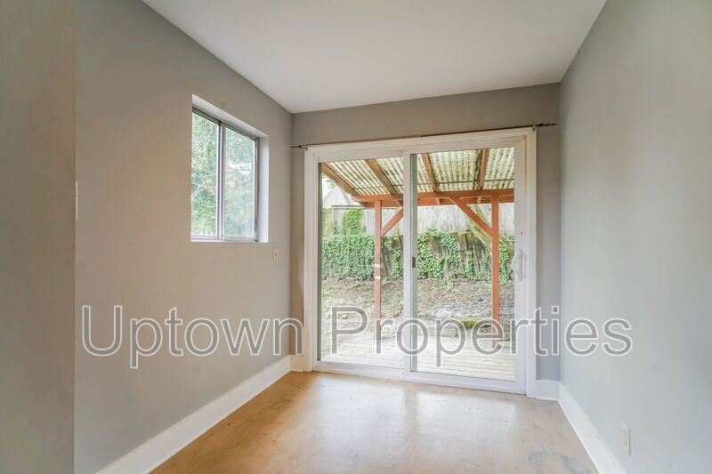 Charming Eastmoreland 2 Bed with Bonus Room +Outdoor Space + Fenced Yard property image