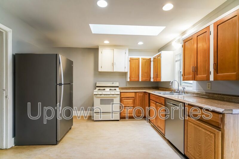 Charming Eastmoreland 2 Bed with Bonus Room +Outdoor Space + Fenced Yard property image