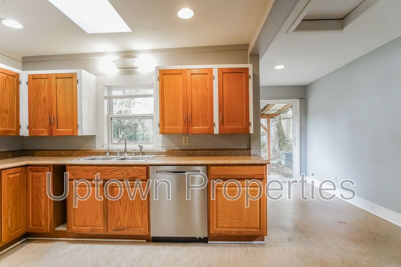 Charming Eastmoreland 2 Bed with Bonus Room +Outdoor Space + Fenced Yard property image