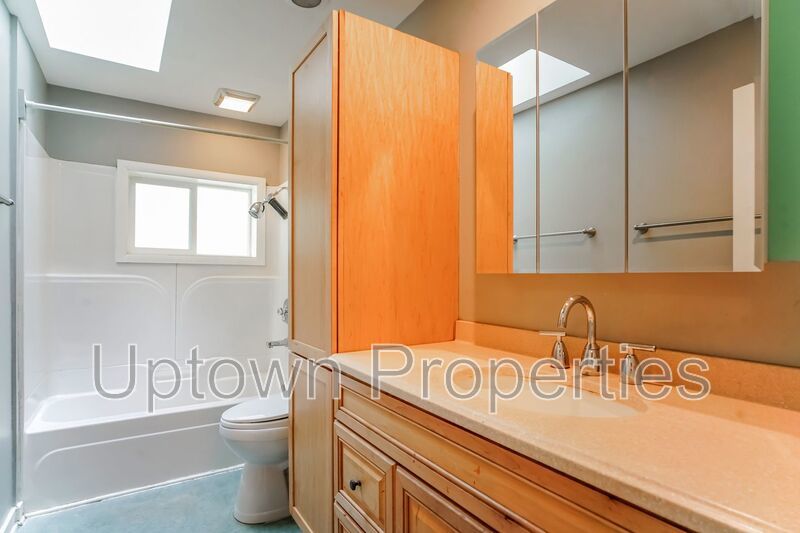 Charming Eastmoreland 2 Bed with Bonus Room +Outdoor Space + Fenced Yard property image