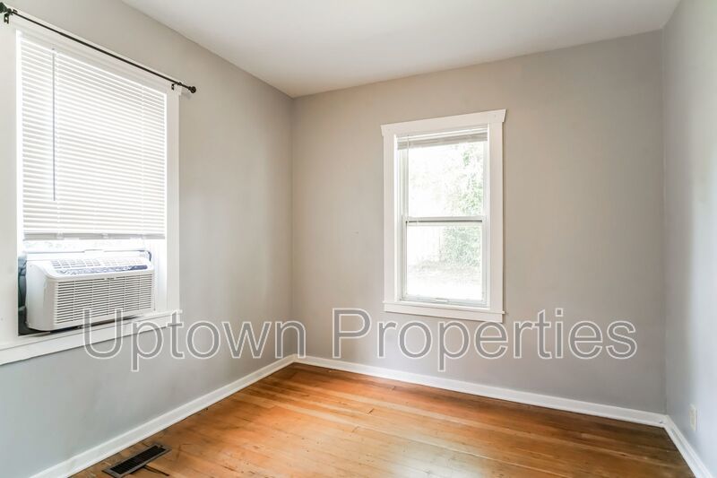 Charming Eastmoreland 2 Bed with Bonus Room +Outdoor Space + Fenced Yard property image
