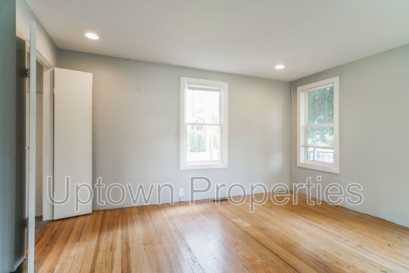 Charming Eastmoreland 2 Bed with Bonus Room +Outdoor Space + Fenced Yard property image