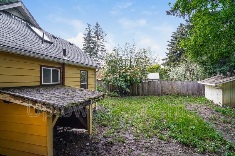 Charming Eastmoreland 2 Bed with Bonus Room +Outdoor Space + Fenced Yard property image