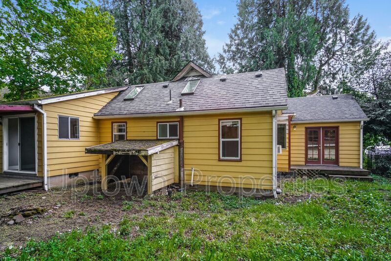 Charming Eastmoreland 2 Bed with Bonus Room +Outdoor Space + Fenced Yard property image