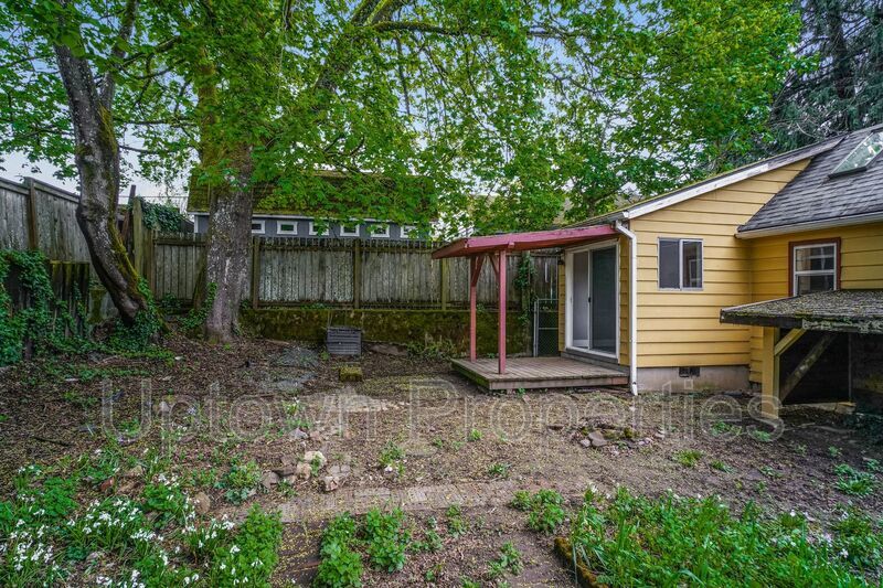 Charming Eastmoreland 2 Bed with Bonus Room +Outdoor Space + Fenced Yard property image