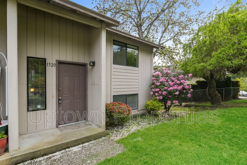 Hillsdale/Multnomah Village 2 bed 1.5 bth Townhome + W/D Hookups +Parking + New Wood Floors! property image
