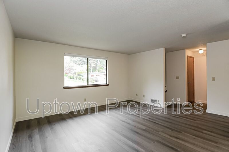 Hillsdale/Multnomah Village 2 bed 1.5 bth Townhome + W/D Hookups +Parking + New Wood Floors! property image