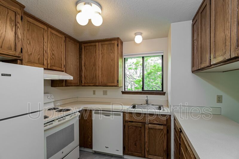 Hillsdale/Multnomah Village 2 bed 1.5 bth Townhome + W/D Hookups +Parking + New Wood Floors! property image