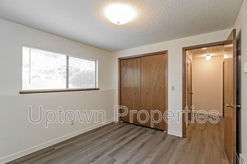 Hillsdale/Multnomah Village 2 bed 1.5 bth Townhome + W/D Hookups +Parking + New Wood Floors! property image