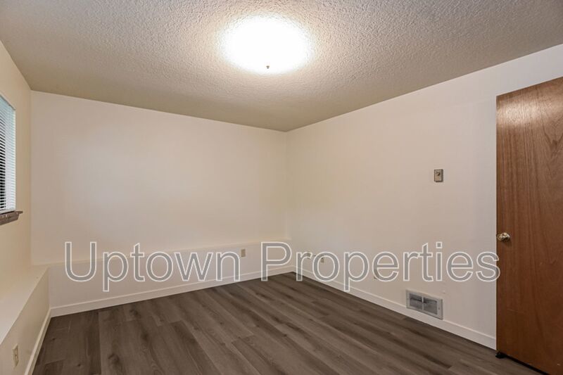 Hillsdale/Multnomah Village 2 bed 1.5 bth Townhome + W/D Hookups +Parking + New Wood Floors! property image