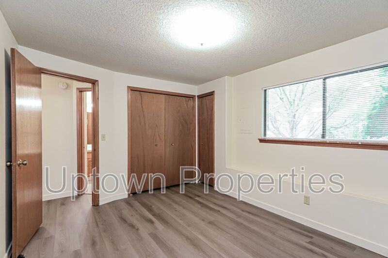 Hillsdale/Multnomah Village 2 bed 1.5 bth Townhome + W/D Hookups +Parking + New Wood Floors! property image