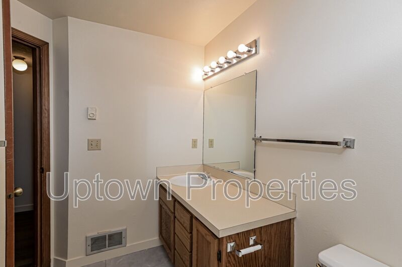 Hillsdale/Multnomah Village 2 bed 1.5 bth Townhome + W/D Hookups +Parking + New Wood Floors! property image