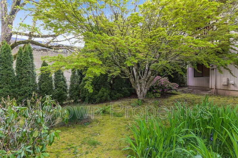 Hillsdale/Multnomah Village 2 bed 1.5 bth Townhome + W/D Hookups +Parking + New Wood Floors! property image