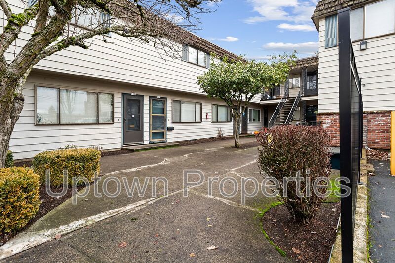 Montavilla Top Floor 1 bed/1 bath + Off Street Parking + On Site Laundry property image