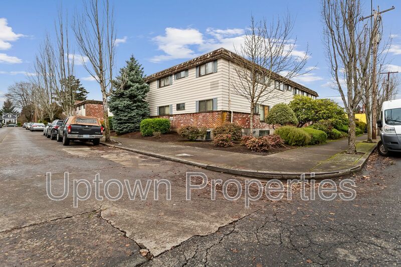 Montavilla Top Floor 1 bed/1 bath + Off Street Parking + On Site Laundry property image