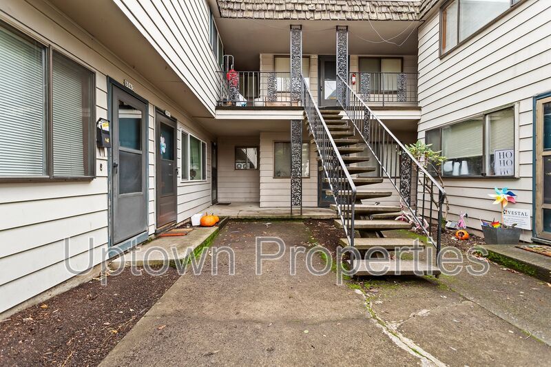 Montavilla Top Floor 1 bed/1 bath + Off Street Parking + On Site Laundry property image