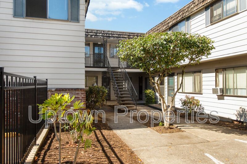 Montavilla Top Floor 1 bed/1 bath + Off Street Parking + On Site Laundry property image