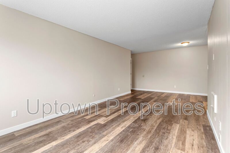 Montavilla Top Floor 1 bed/1 bath + Off Street Parking + On Site Laundry property image