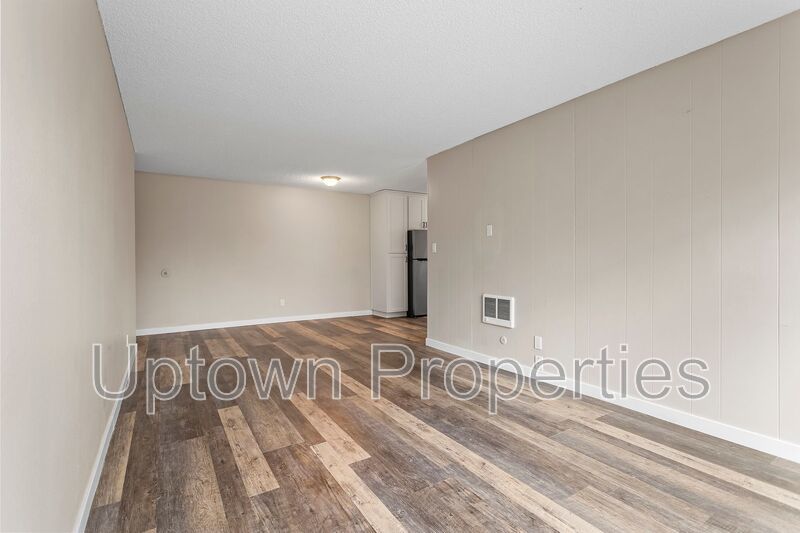 Montavilla Top Floor 1 bed/1 bath + Off Street Parking + On Site Laundry property image