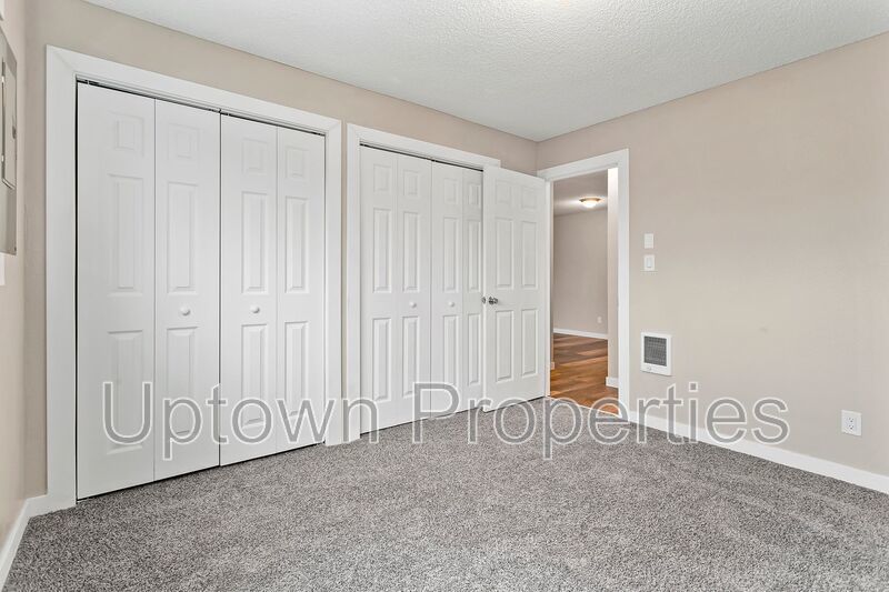 Montavilla Top Floor 1 bed/1 bath + Off Street Parking + On Site Laundry property image