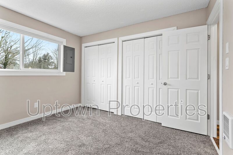 Montavilla Top Floor 1 bed/1 bath + Off Street Parking + On Site Laundry property image