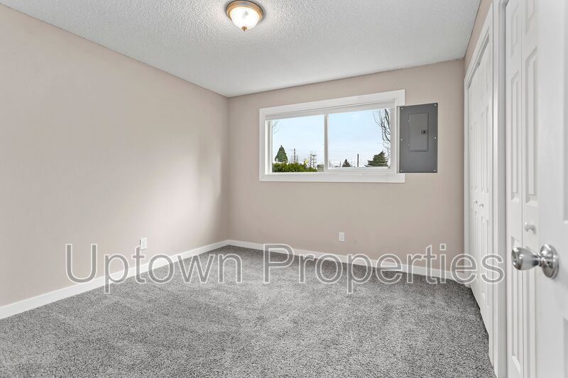 Montavilla Top Floor 1 bed/1 bath + Off Street Parking + On Site Laundry property image