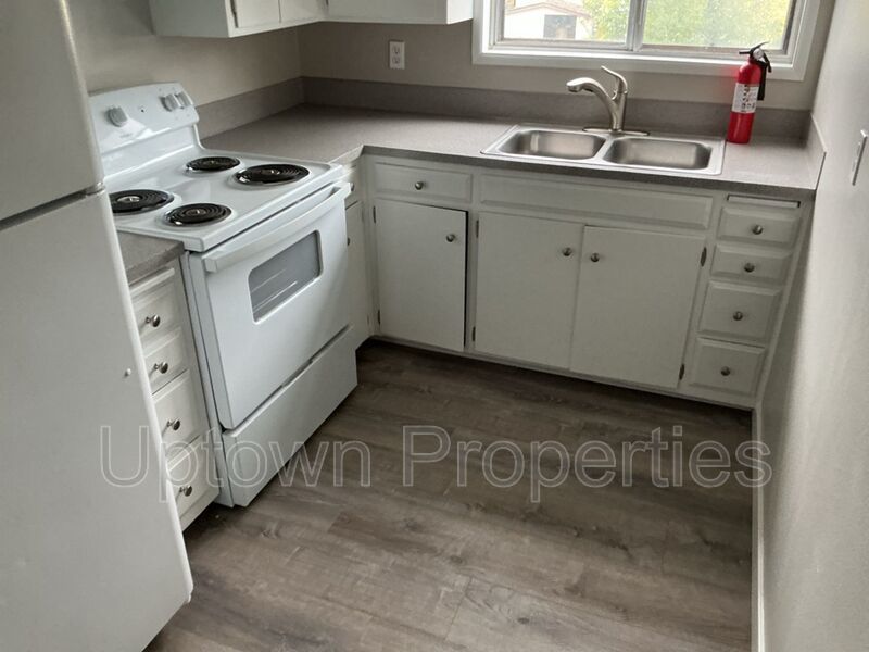 Montavilla Top Floor 1 bed/1 bath + Off Street Parking + On Site Laundry property image