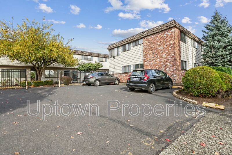 Montavilla Top Floor 1 bed/1 bath + Off Street Parking + On Site Laundry property image