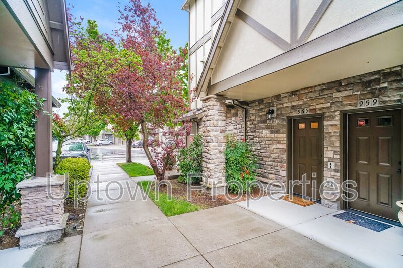2/2.5 bth Townhome + Garage + A/C + W/D + Balcony + Pets Welcome!! property image