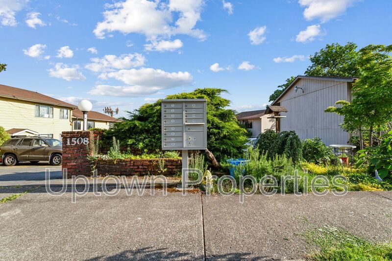 Hillsdale/Multnomah Village Ground Floor 1 bed  + Wood Floors + Parking included property image