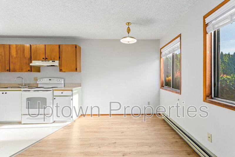 Hillsdale/Multnomah Village Ground Floor 1 bed  + Wood Floors + Parking included property image