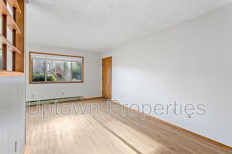 Hillsdale/Multnomah Village Ground Floor 1 bed  + Wood Floors + Parking included property image