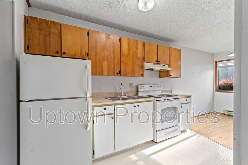 Hillsdale/Multnomah Village Ground Floor 1 bed  + Wood Floors + Parking included property image