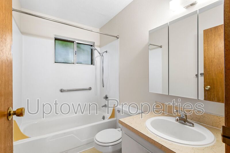 Hillsdale/Multnomah Village Ground Floor 1 bed  + Wood Floors + Parking included property image