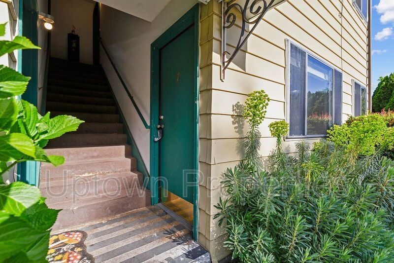 Hillsdale/Multnomah Village Ground Floor 1 bed  + Wood Floors + Parking included property image