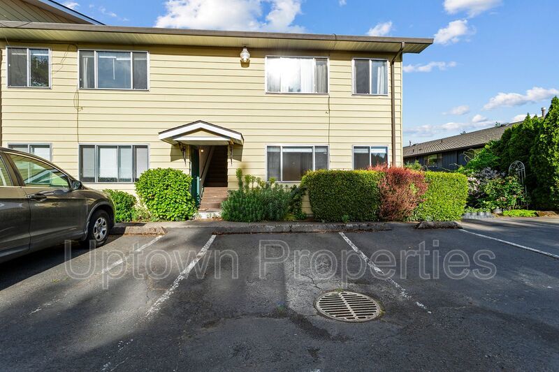 Hillsdale/Multnomah Village Ground Floor 1 bed  + Wood Floors + Parking included property image