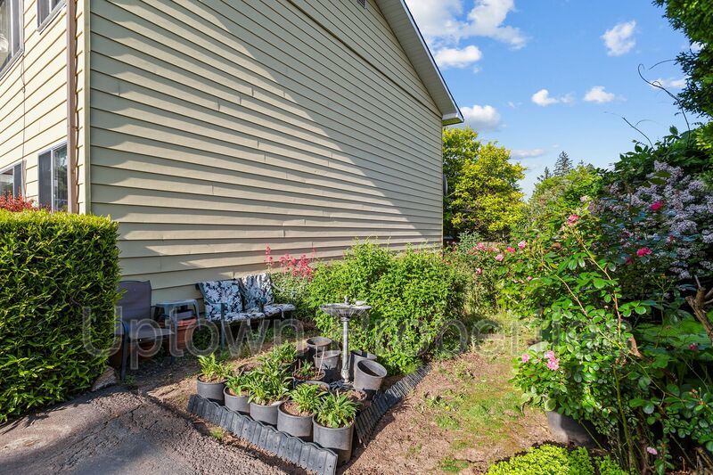 Hillsdale/Multnomah Village Ground Floor 1 bed  + Wood Floors + Parking included property image