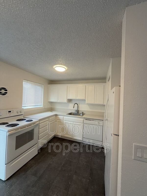 Renovated 2 bed 1 bath Townhome w/ Private Yard - Wood Floors + Laundry Onsite + JUNE RENT FREE! property image