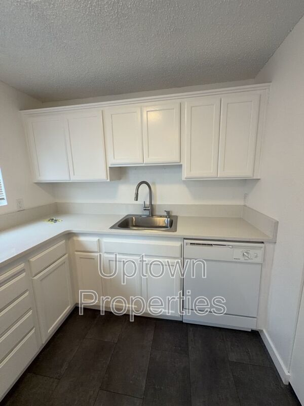 Renovated 2 bed 1 bath Townhome w/ Private Yard - Wood Floors + Laundry Onsite + JUNE RENT FREE! property image