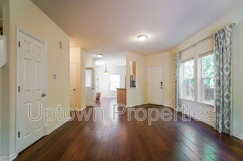 Multnomah Village 3BR 2.5bth Townhome | A/C, Garage, Small Yard & Near Parks + Trader Joe’s property image