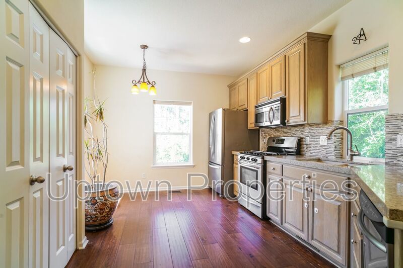 Multnomah Village 3BR 2.5bth Townhome | A/C, Garage, Small Yard & Near Parks + Trader Joe’s property image