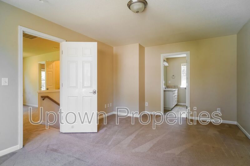 Multnomah Village 3BR 2.5bth Townhome | A/C, Garage, Small Yard & Near Parks + Trader Joe’s property image