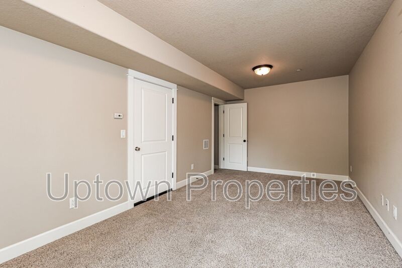 3BD 2.5BA + Bonus Room + Tri Level Townhouse w/Garage + AC + Balcony + Washer/Dryer property image